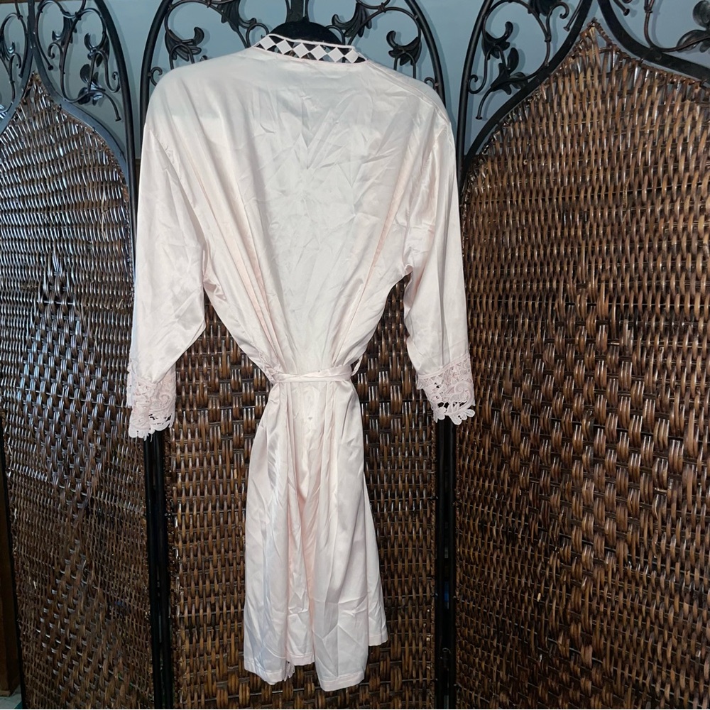 Pink faux silk and lace robe - Picture 4 of 9